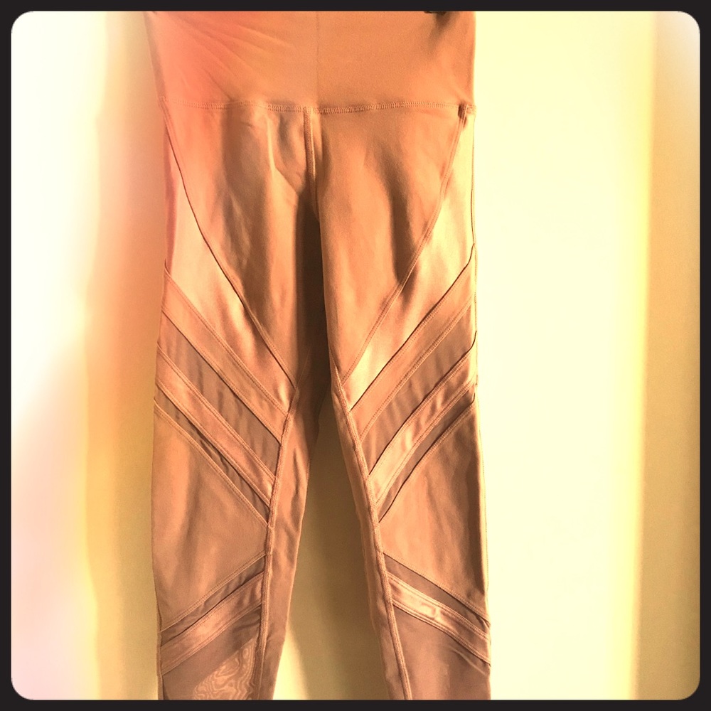 ALO YOGA LEGGINGS; barely worn, amazing comfort sm